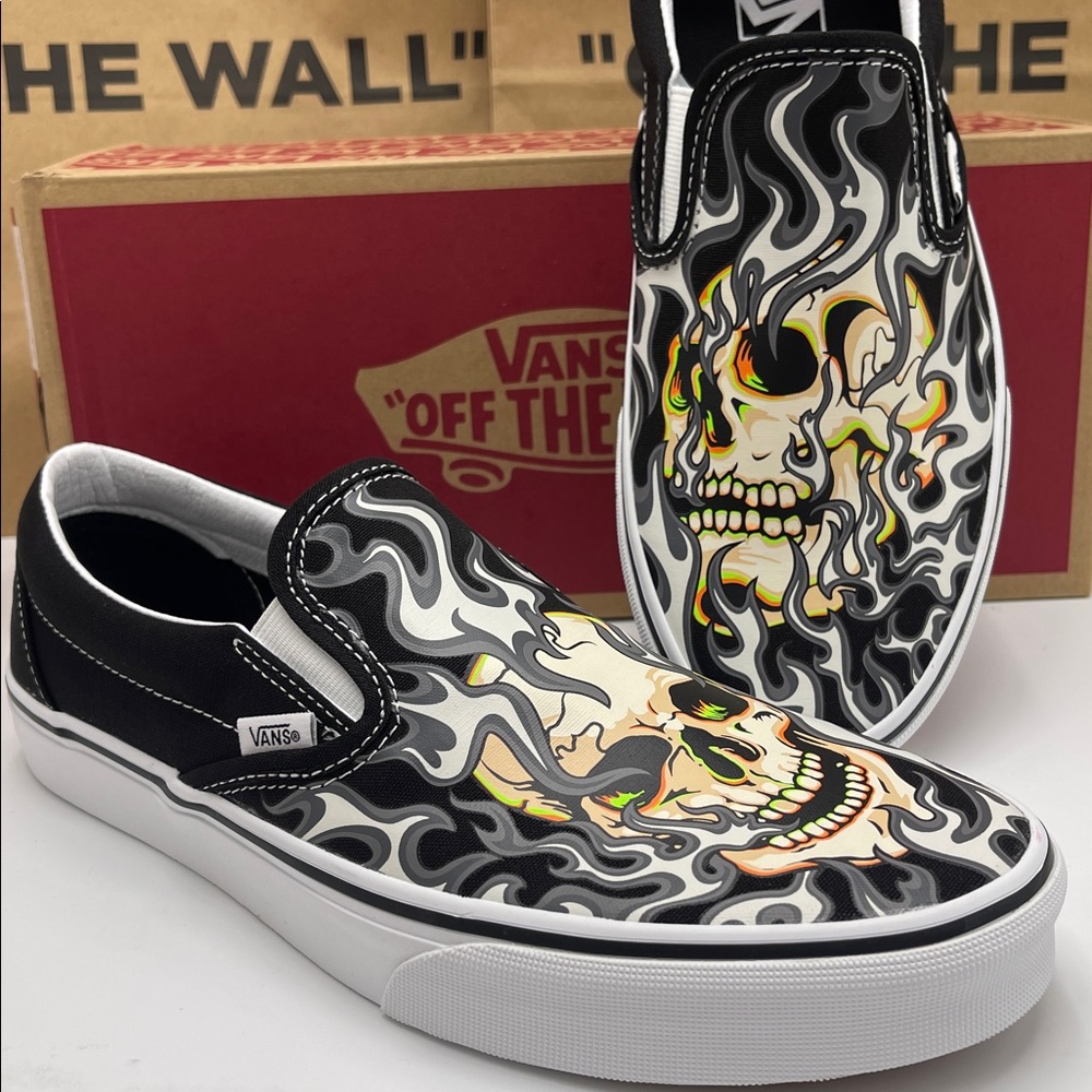 Vans Men’s Classic Slip-On
Flame Skull Black/True White
VN0009Q7BMX Sneakers